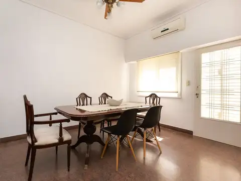 VENTA CASA EN CASEROS C/ COCHERA Y PATIO - PERMUTA