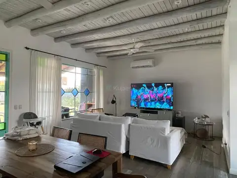 Casa 4 ambientes con 2 baños