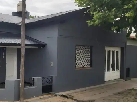 Casa en venta - 3 dormitorios, 1 baño - 124mts2 sobre lote de 155mts2 - Ensenada