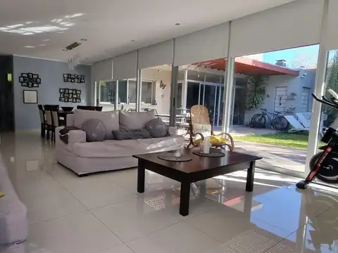 MODERNA CASA EN WESTON