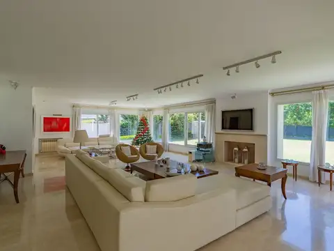 VENTA RESIDENCIA EN BARRIO LOS TRONCOS 