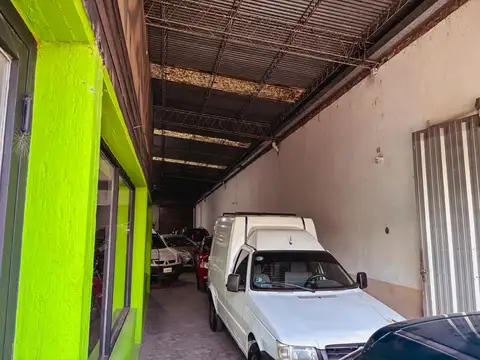 Dos galpones conectados en zona estratégica