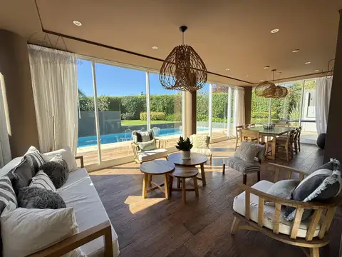 Casa en Venta con 2 cocheras