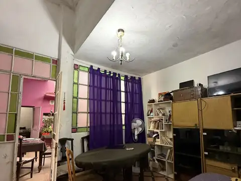 EXCELENTE OPORTUNIDAD, PARA PONER EN VALOR, GRAN PH DE EPOCA, 3 AMB PLANTA BAJA AL FRENTE, CON PATIO Y TERRAZA, A REFACCIONAR, SIN EXPENSAS