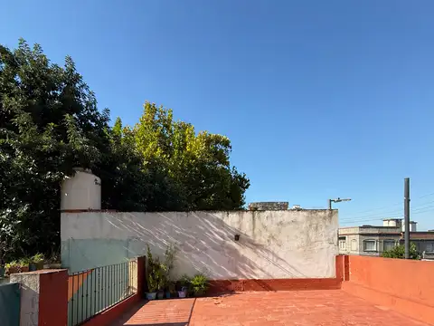 EXCELENTE OPORTUNIDAD, PARA PONER EN VALOR, GRAN PH DE EPOCA, 3 AMB PLANTA BAJA AL FRENTE, CON PATIO Y TERRAZA, A REFACCIONAR, SIN EXPENSAS