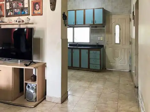 Venta casa 4 ambs. Fondo libre. Jardín al frente