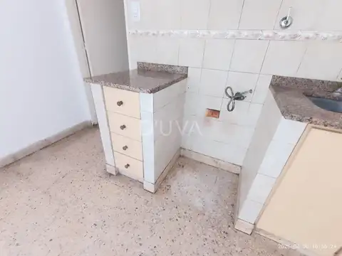 Departamento de 1 habitación, con living, cocina, baño completo y patio 