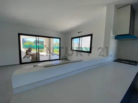 Casa 4 ambientes con 2 baños