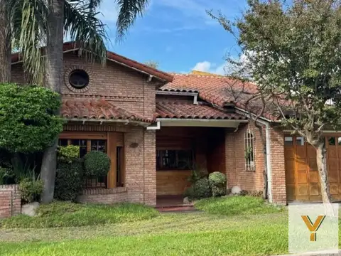 Casa en venta - 3 Dormitorios 2 Baños - Cochera - 360Mts2 - Ramos Mejía
