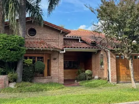 Casa en venta - 3 Dormitorios 2 Baños - Cochera - 360Mts2 - Ramos Mejía