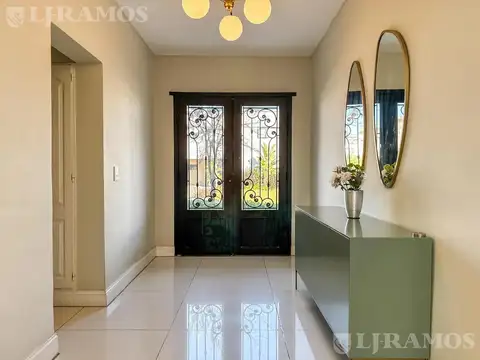 Casa en Alquiler con 2 cocheras