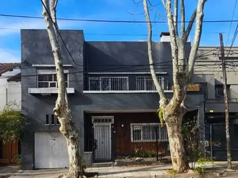Casa 7 ambientes en 3 plantas - con mucho potencial para poner en valor y ubicación ideal