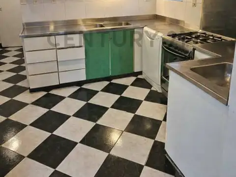 Casa 7 ambientes en 3 plantas - con mucho potencial para poner en valor y ubicación ideal