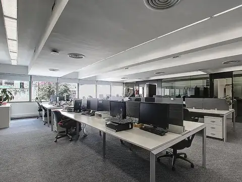 Piso completo de oficina totalmente instalada. Edificio de categoría