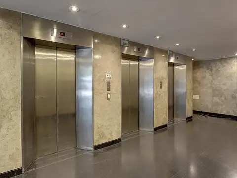 Oficina 16 ambientes con 4 baños