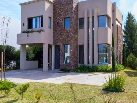 Venta de Casa en Barrio La Reserva: Excelente Ubicación y Gran Precio