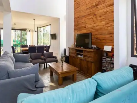 Casa 5 ambientes con 2 baños