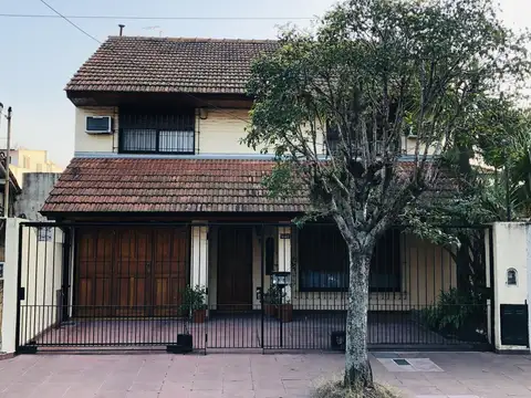 Chalet de 2 plantas con jardín, quincho y piscina en la zona de la Plaza de Martínez Casa