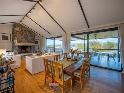 Casa en Venta con 2 cocheras