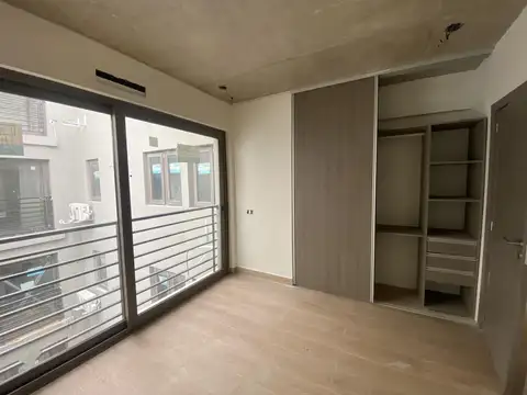 Departamento en venta de 3 ambientes con patio.