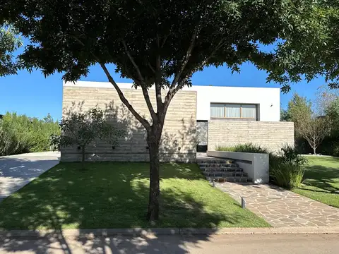 Casa en Venta con 3 cocheras