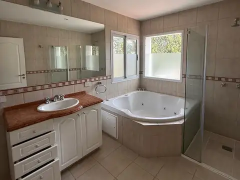 Casa 5 ambientes con 4 baños