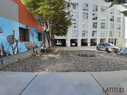 Cochera descubierta tipo darsena ubicada en zona clinica y hospital