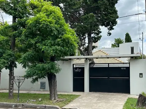 CASA VENTA CITY BELL 2 DORMITORIOS PARQUE PISCINA