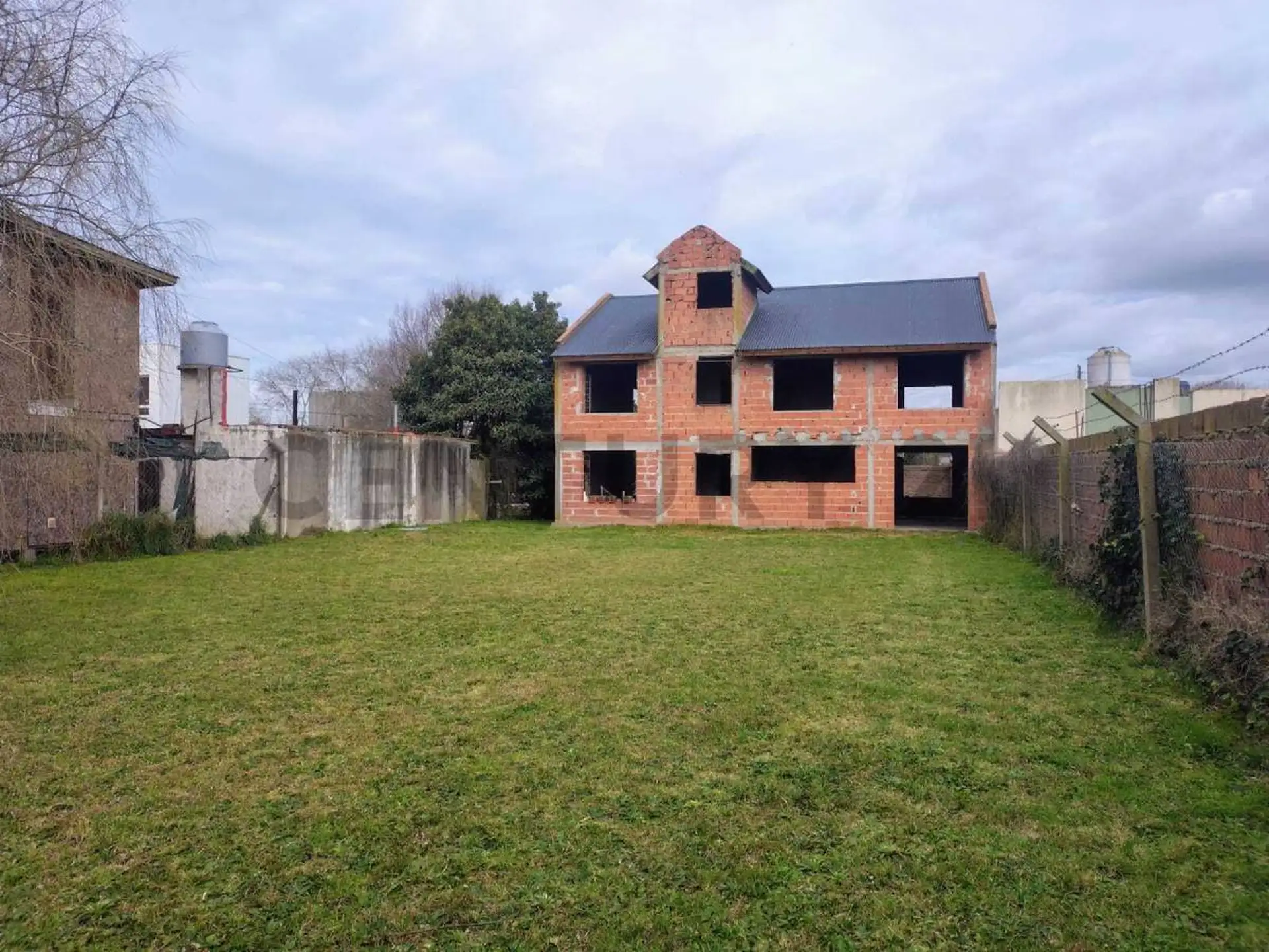 Venta casa 5 ambientes a terminar