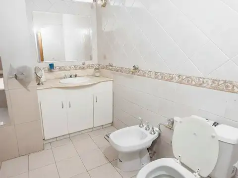 CASA 7 AMBIENTES EN VENTA SAN JUSTO CON PILETA