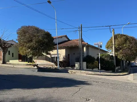 casa de cuatro dormitorios, dos banos, patio y garaje