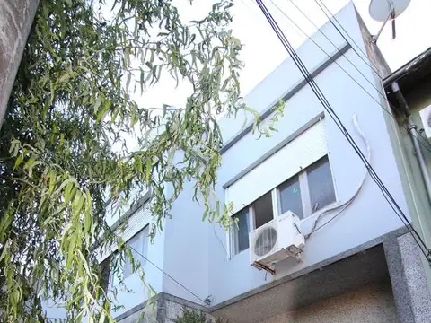 Casa 4 ambientes entrada independiente   galpon de 180m2. Zona Tren de la Costa. Venta en block