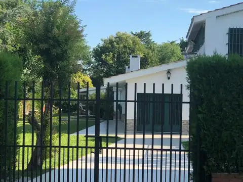Casa en Venta con 2 cocheras