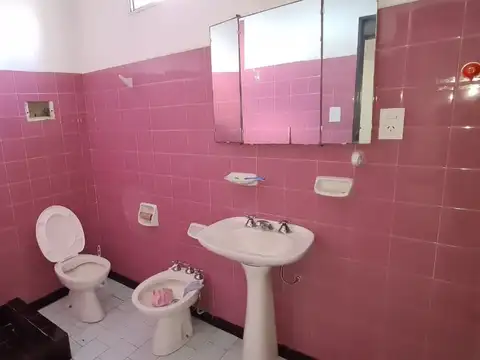 EDIFICIO CON 4 LOCALES, GARAGE Y 2 VIVIENDAS EN PLANTA ALTA (C/U DE 2 DORMIT)