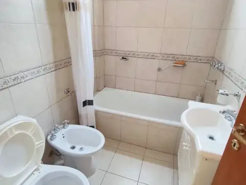 2 AMBIENTES AL FRENTE - AMPLIO DE VERDAD LUMINOSO Y CON BALCON CORRIDO