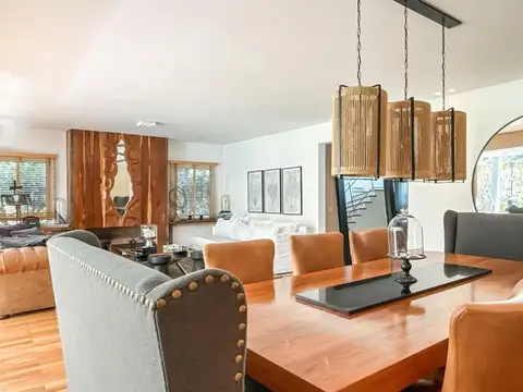 Casa en Venta con 3 cocheras