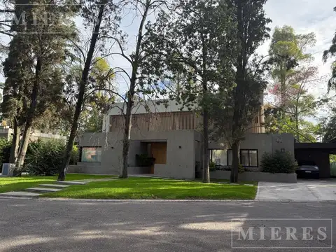 Casa 7 ambientes con 4 baños