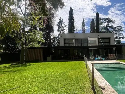 Casa en Venta con 3 cocheras