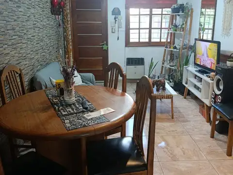 CASA EN VENTA DOS DORMITORIOS - PATIO LAS DELICIAS