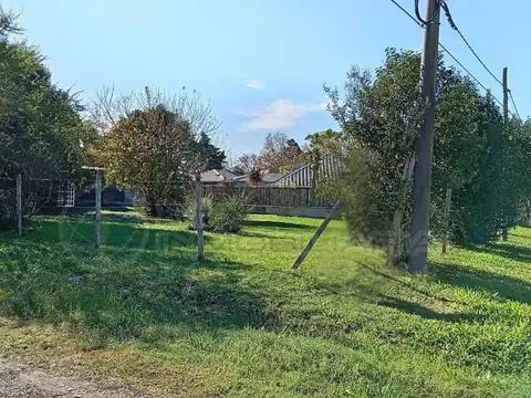 LOTE CON CASA SIMIL CONTAINER.