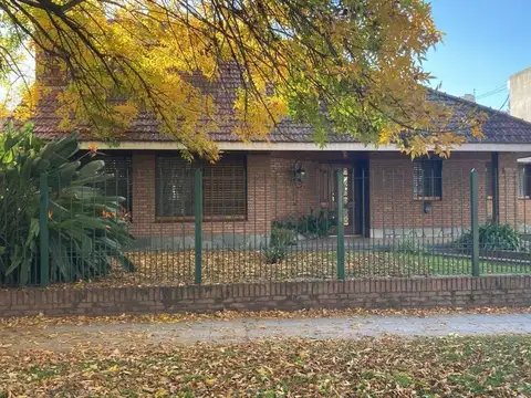 Casa sobre dos lotes en Jose Marmol