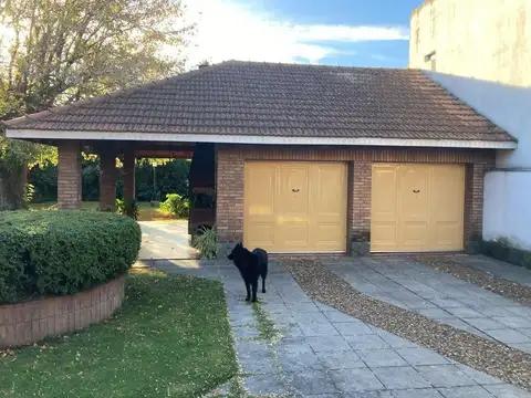 Casa sobre dos lotes en Jose Marmol