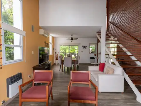 Casa en Alquiler con 1 cochera