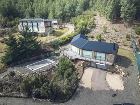 CASA - GRAN LOTE - PILETA CLIMATIZADA - GARAGE CUBIERTO - VISTA ABIERTA - LUMINOSA