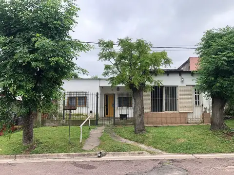 CASA MULTIFAMILIAR DE FIN DE SEMANA CON JARDIN