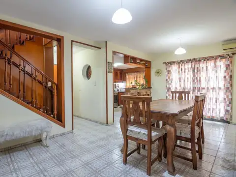 Casa 7 ambientes con 2 baños