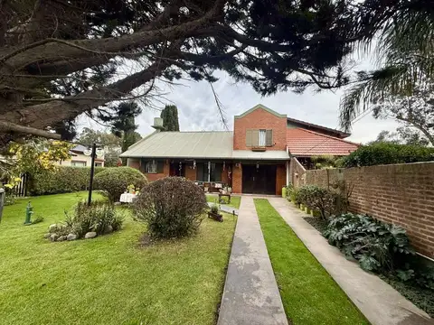 CASA 2 AMB+ ENTREPISO GRAN JARDIN BARRIO ATLANTIDA