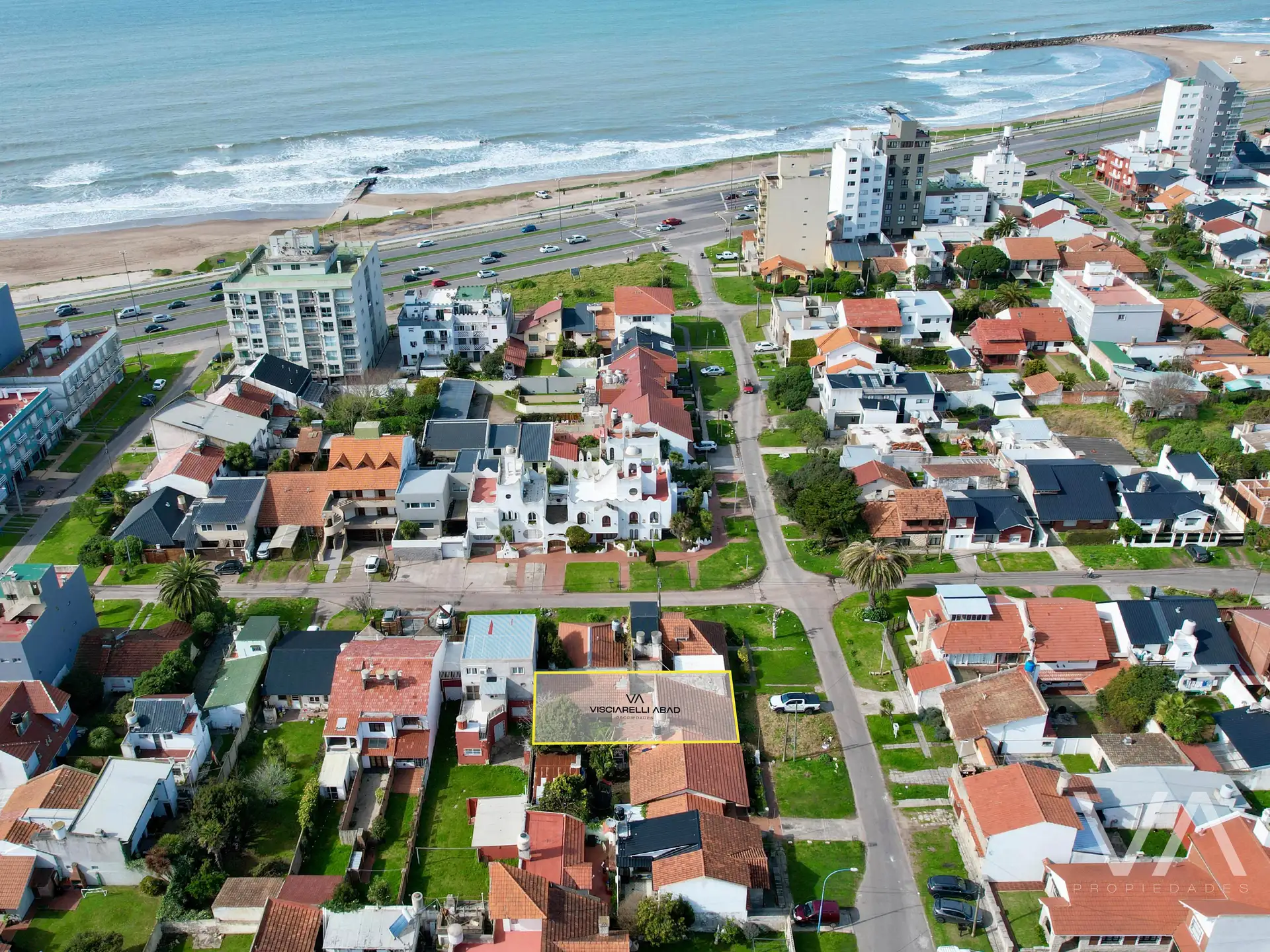 Lote con potencial para edificio, a una cuadra del mar. Constitucion.