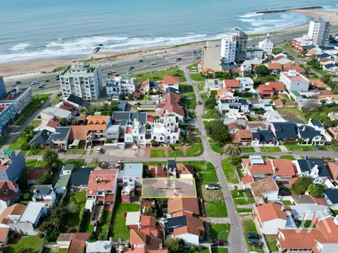 Lote con potencial para edificio, a una cuadra del mar. Constitucion.