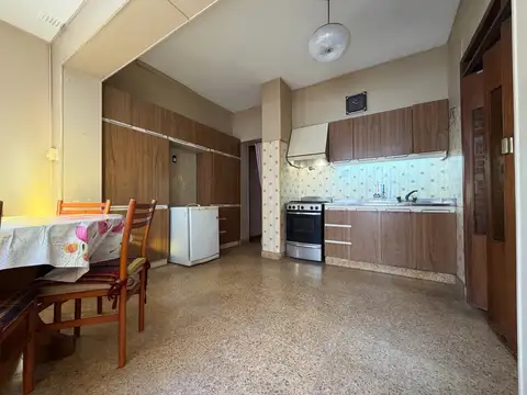 CASA DE PASILLO  DOS DORMITORIOS COMODIN PATIO TERRAZA ABASTO La Paz al 180